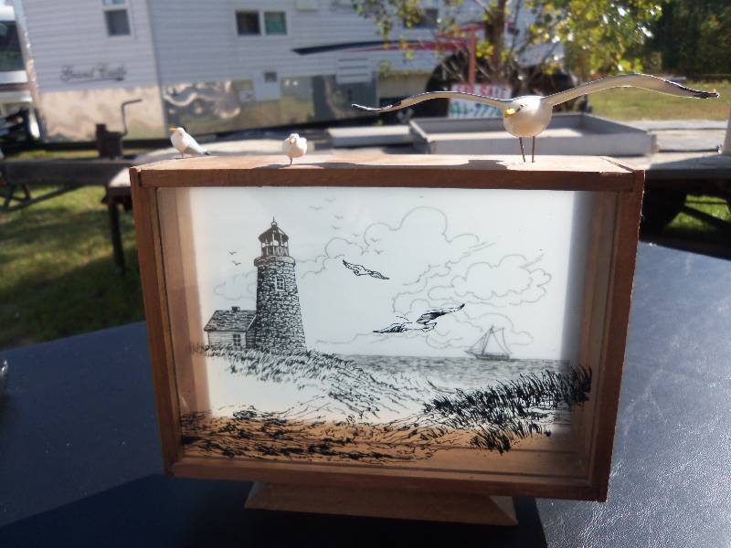 lot 7 image: decorative lighthouse beach box