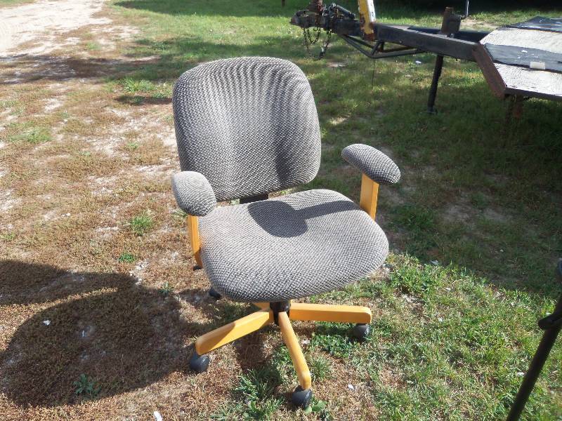 lot 14 image: wooden office chair