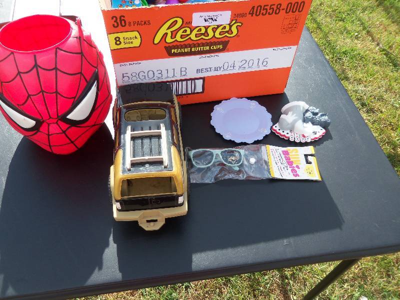 lot 15 image: Box of miscellaneous childrens toys