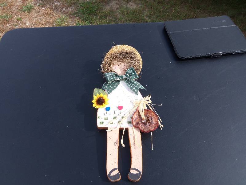 lot 24 image: folk art Garden gal