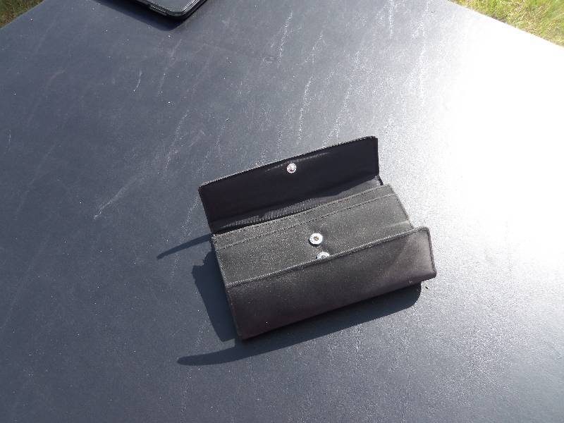 lot 25 image: black wallet