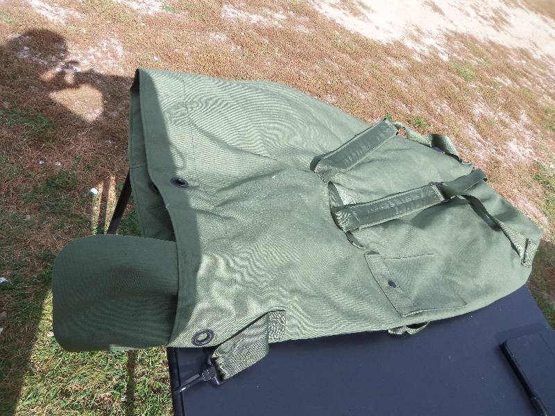 lot 27 image: army duffle