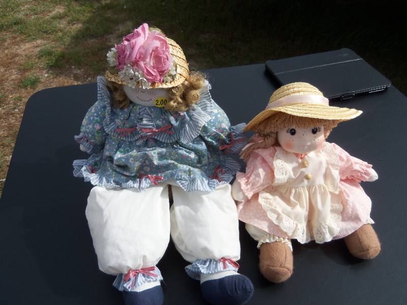 lot 30 image: 2 prairie dolls
