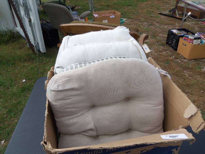 lot 42 image: kitchen chair cushions