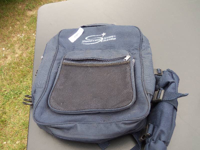lot 53 image: backpack with water bottle holder