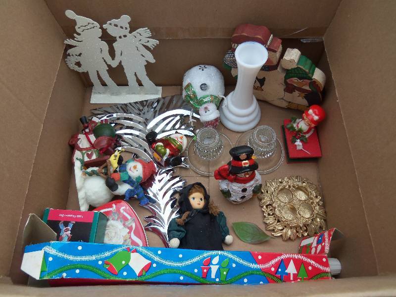 lot 54 image: holiday decor