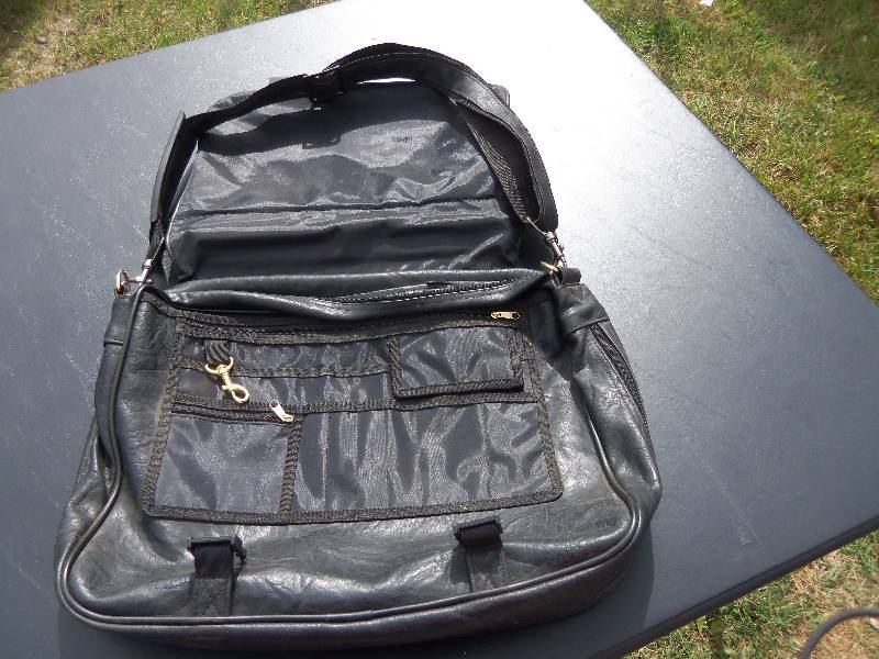 lot 62 image: leather laptop bag