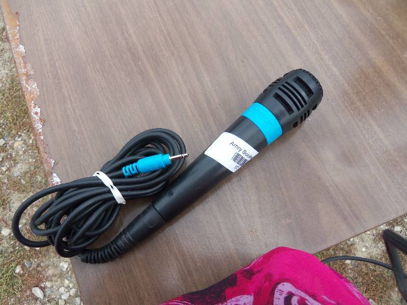 lot 73 image: SingStar microphone