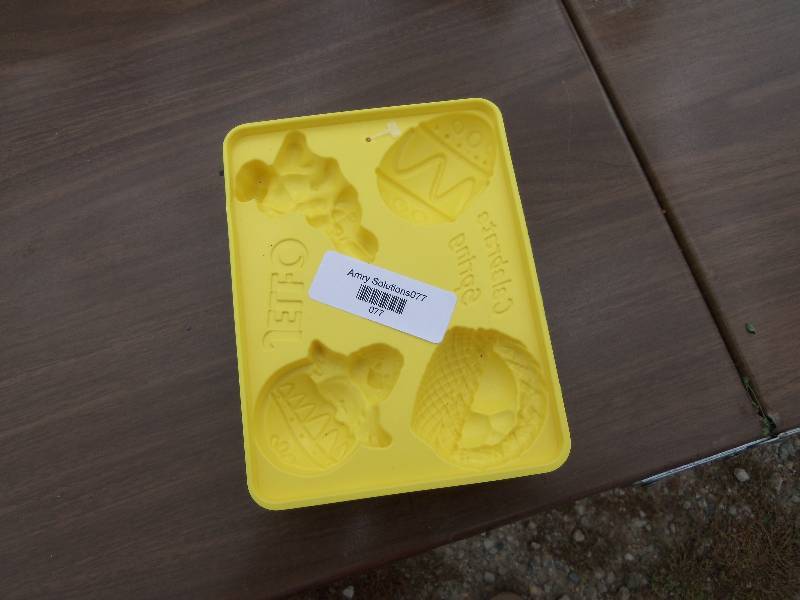 lot 77 image: set of 4 jello molds