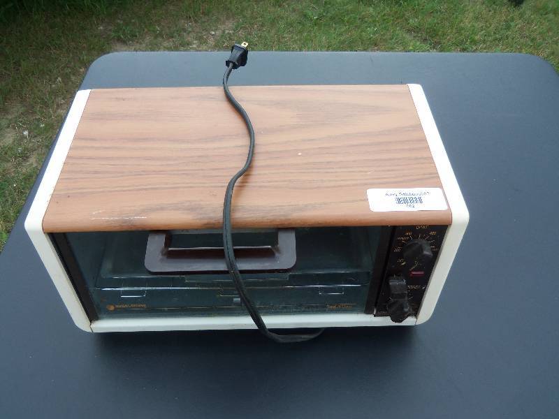 lot 82 image: toaster oven