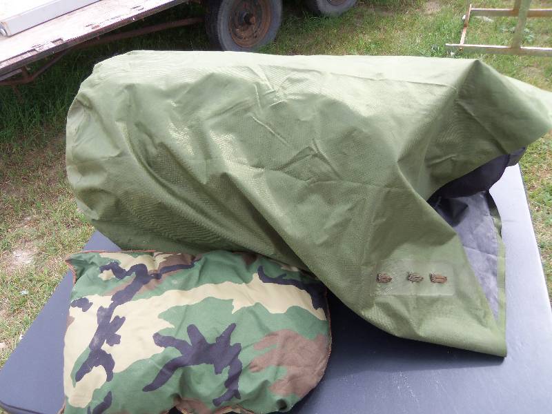 lot 90 image: camo sleeping bag and pillow in bag