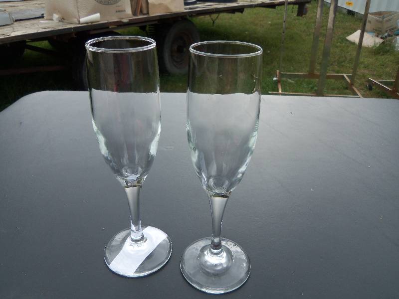 lot 93 image: champagne flutes