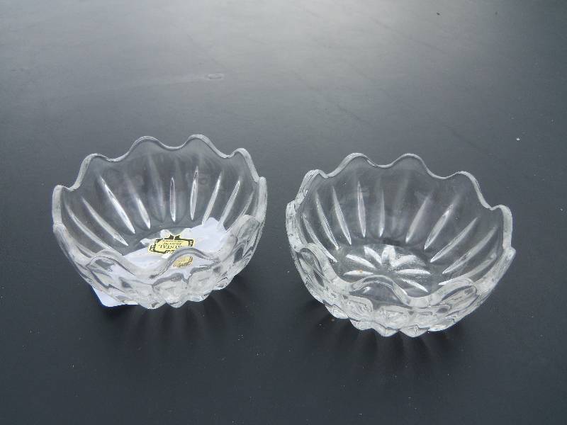 lot 96 image: small crystal jewelry holder