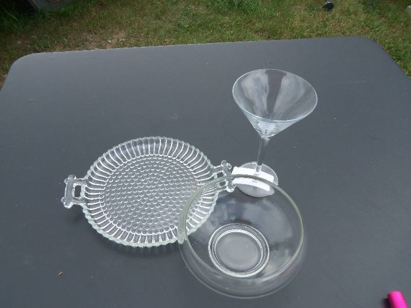 lot 98 image: glass trio