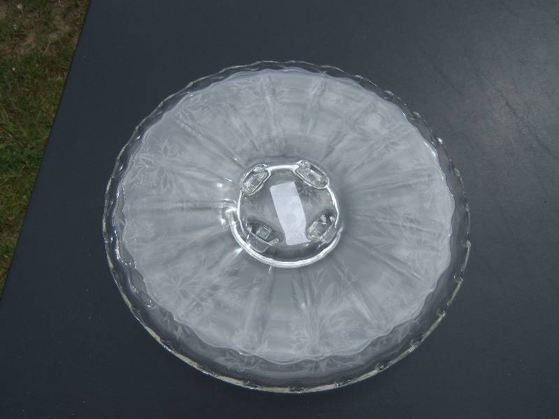 lot 99 image: two large decorative platters