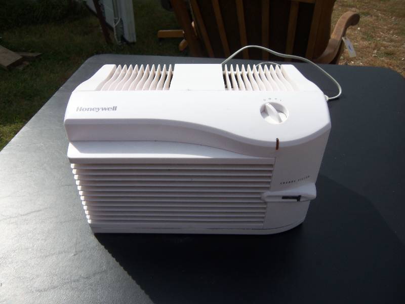 lot 102 image: Honeywell Humidifier