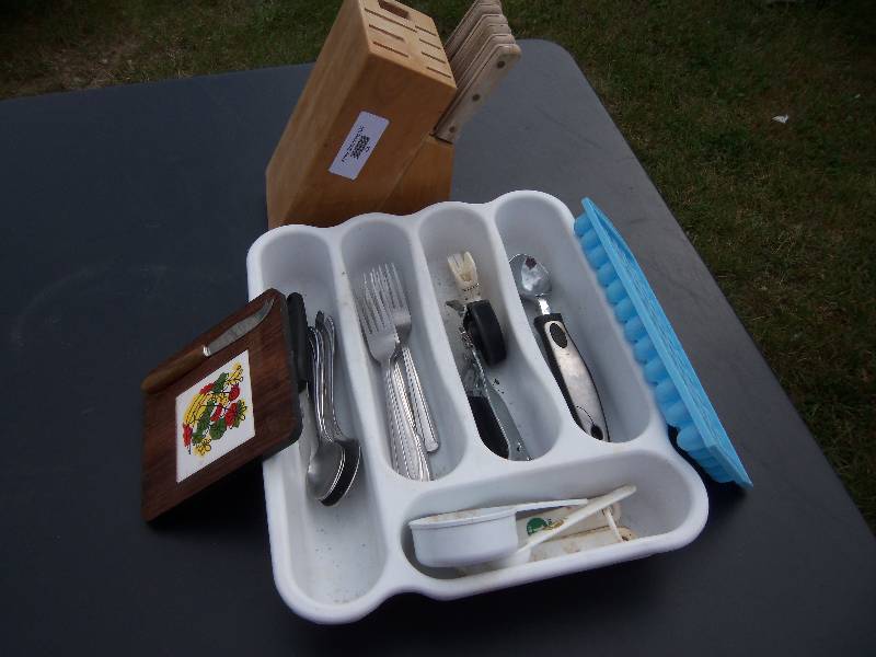 lot 104 image: Kitchen Utensils