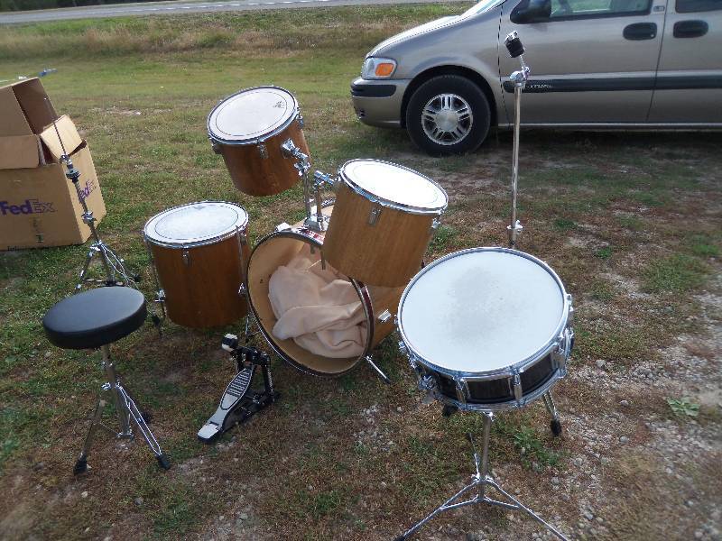 lot 114 image: Drum set