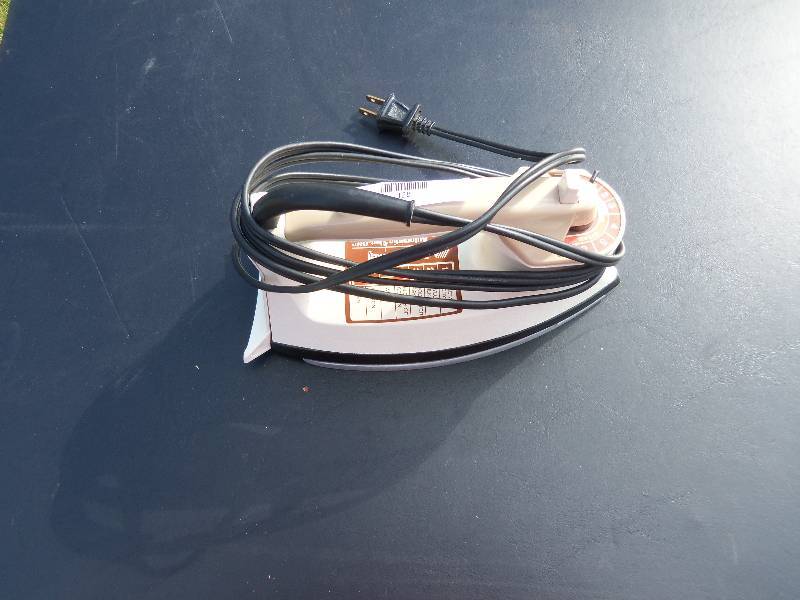 lot 128 image: Black and Decker Iron