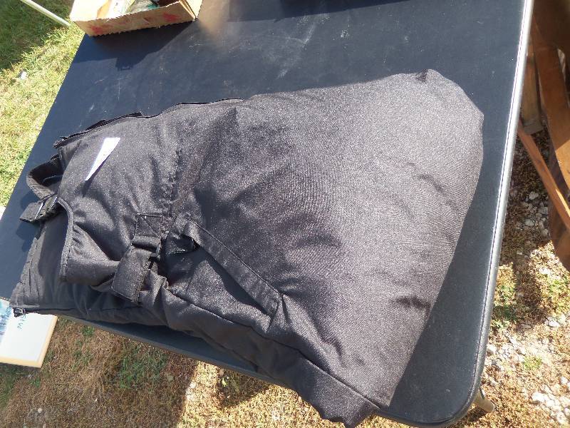 lot 130 image: Black snow pants