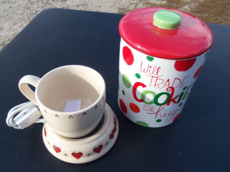 lot 178 image: Cookie Jar and Coffee Cup Warmer