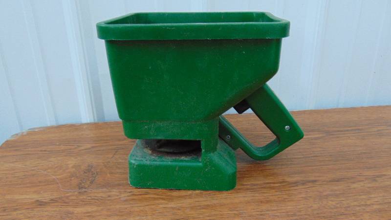 Scotts Handheld spreader
