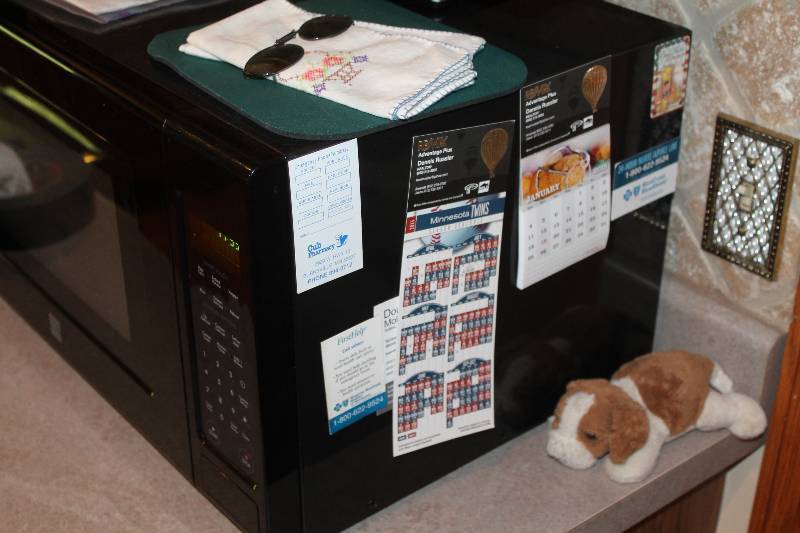 Kenmore Microwave Oven 22� x 15.5� x 12�.