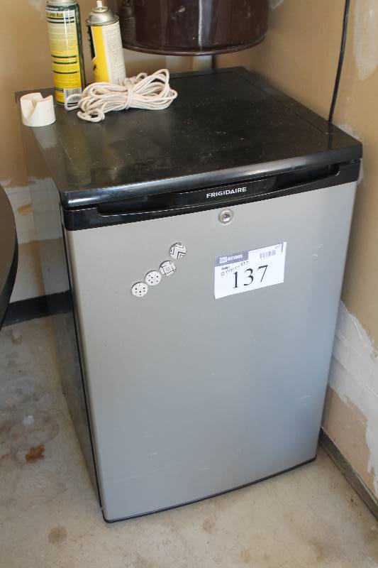 Frigidaire Mini-Fridge 22� x 21� x 33.5�.