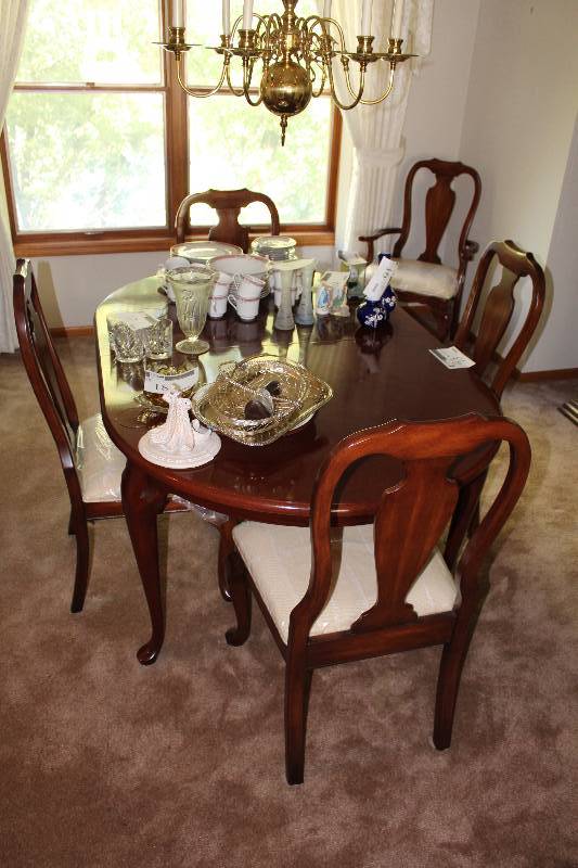 Dining Table Wooden Chairs wCloth Upholstery (5) 42� x 66� x 29� Includes 2 Table Leafs.