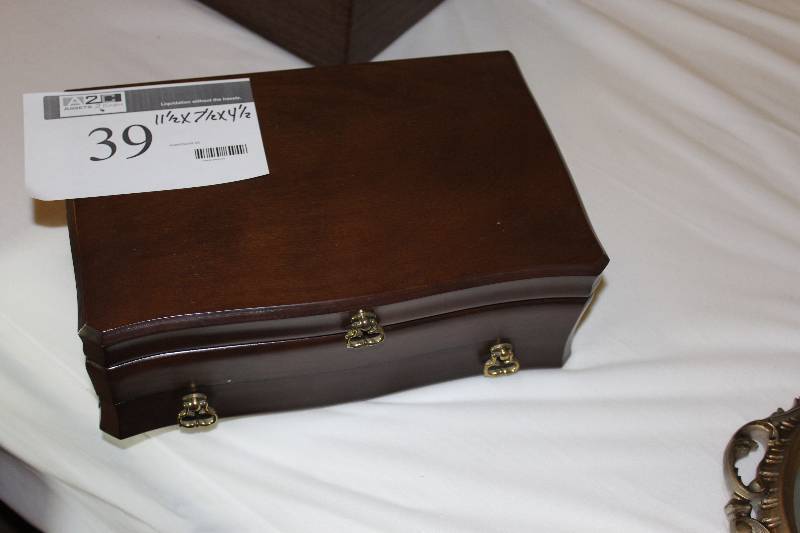 Container wMultiple Compartments 11� x 7� x 4�.