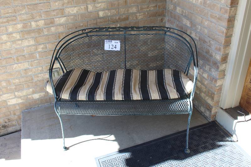 Outdoor Love Seat wMetal Frame 44� x 26� x 30�.