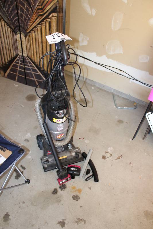 Upright Vacuum wMiscellaneous Attachments.