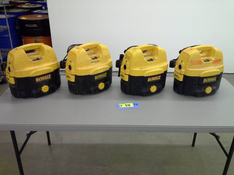 lot 10 image: DeWalt DC500 Heavy Duty 2 Gallon CordlessCorded WetDry Vacuum (4)