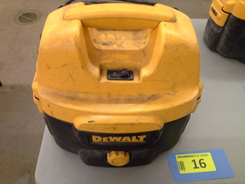 lot 16 image: DeWalt DC500 Heavy Duty 2 Gallon CordlessCorded WetDry Vacuum (1)
