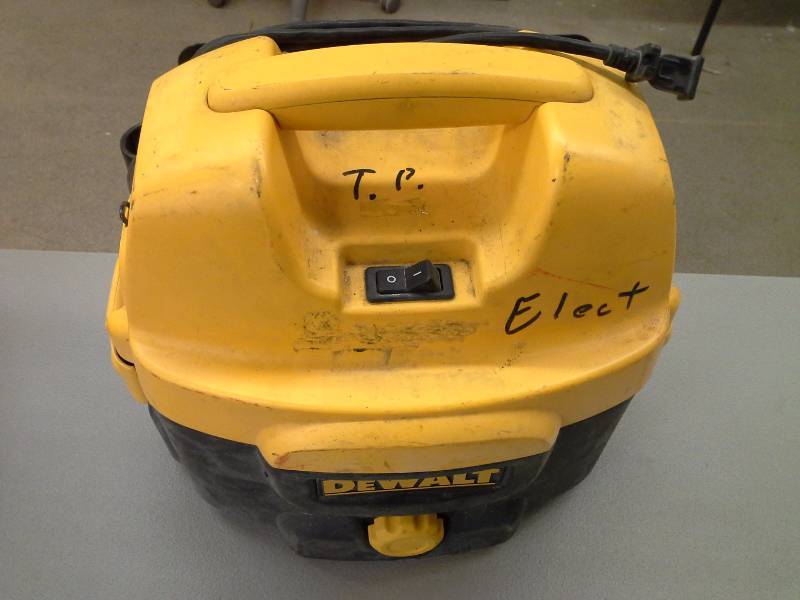 lot 17 image: DeWalt DC500 Heavy Duty 2 Gallon CordlessCorded WetDry Vacuum (1)