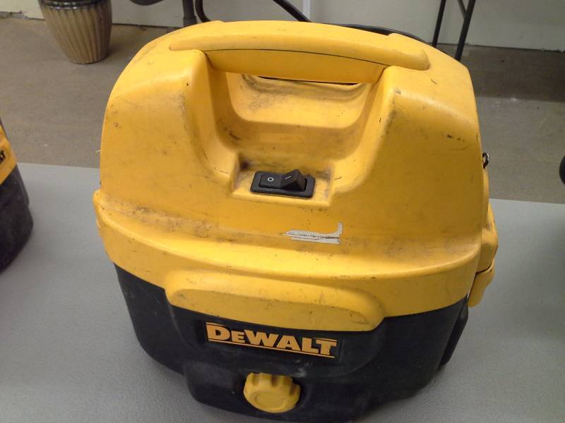 lot 18 image: DeWalt DC500 Heavy Duty 2 Gallon CordlessCorded WetDry Vacuum (1)
