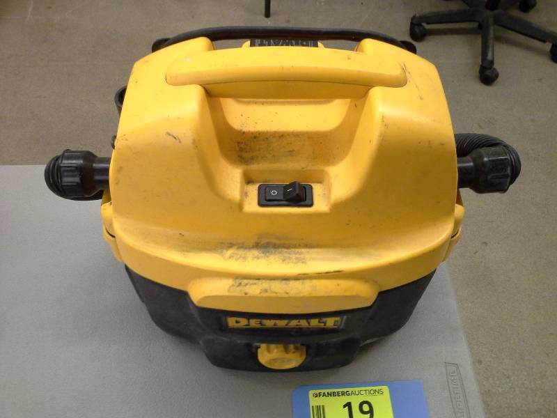 lot 19 image: DeWalt DC500 Heavy Duty 2 Gallon CordlessCorded WetDry Vacuum (1)