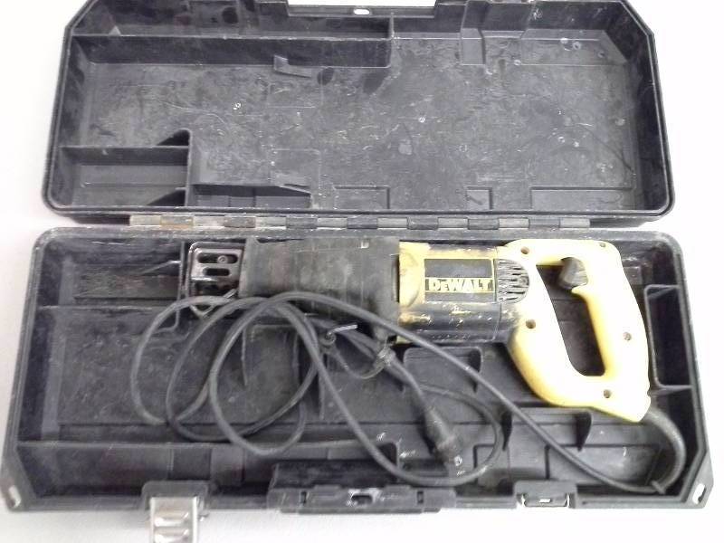 lot 50 image: DeWalt DW303 VS Reciprocating Saw (1)