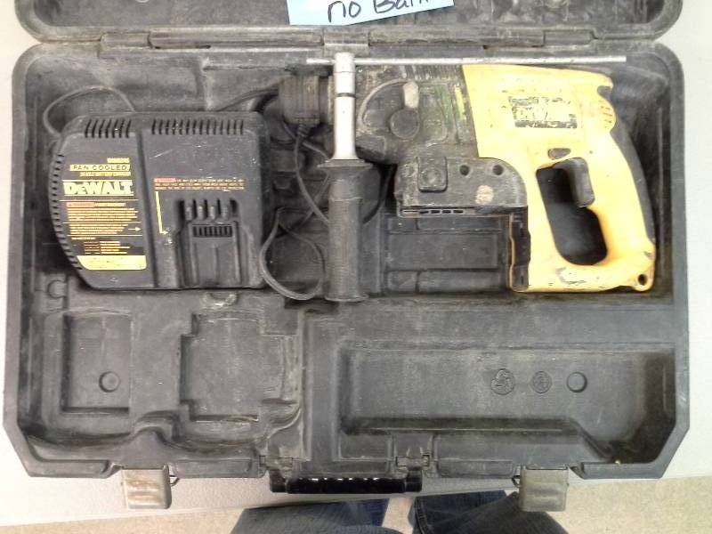 lot 127 image: DeWalt DW005 SDS Rotary Hammer (1)