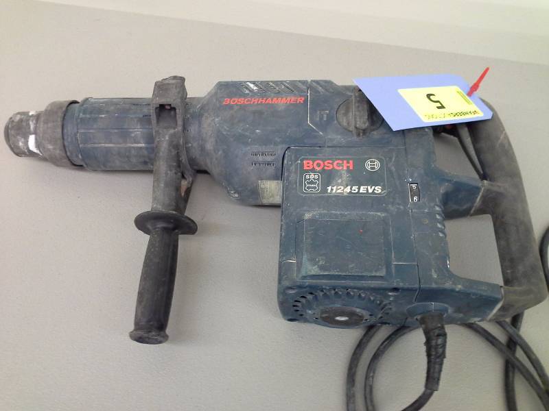 lot 5 image: Bosch 11245EVS Hammer drill (1)