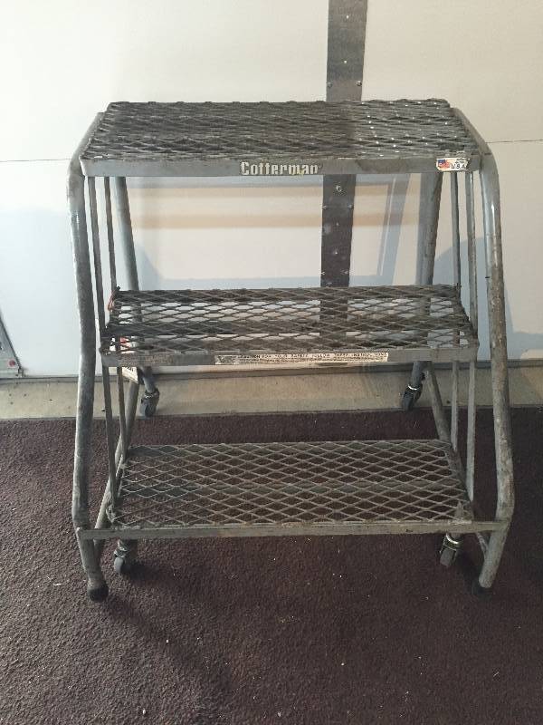WHEELED STEPS