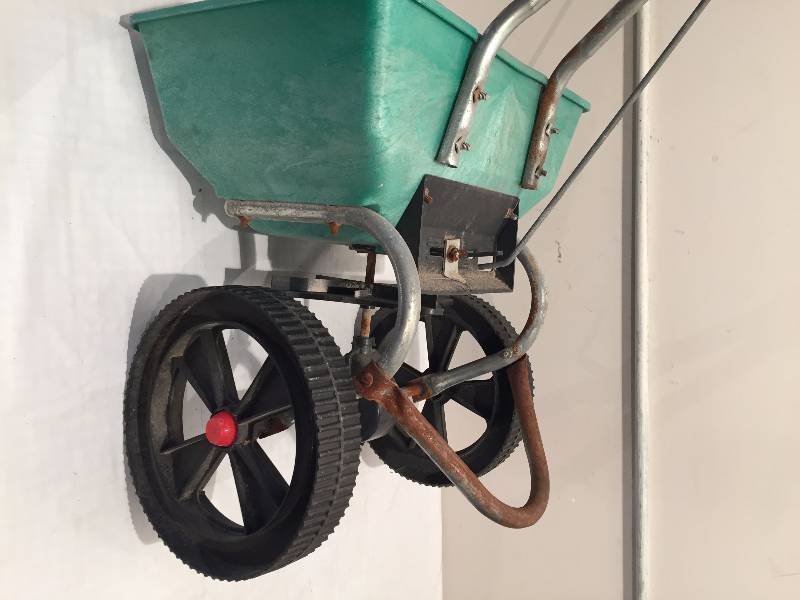 LAWN FERTILIZERGRASS SEED SPREADER