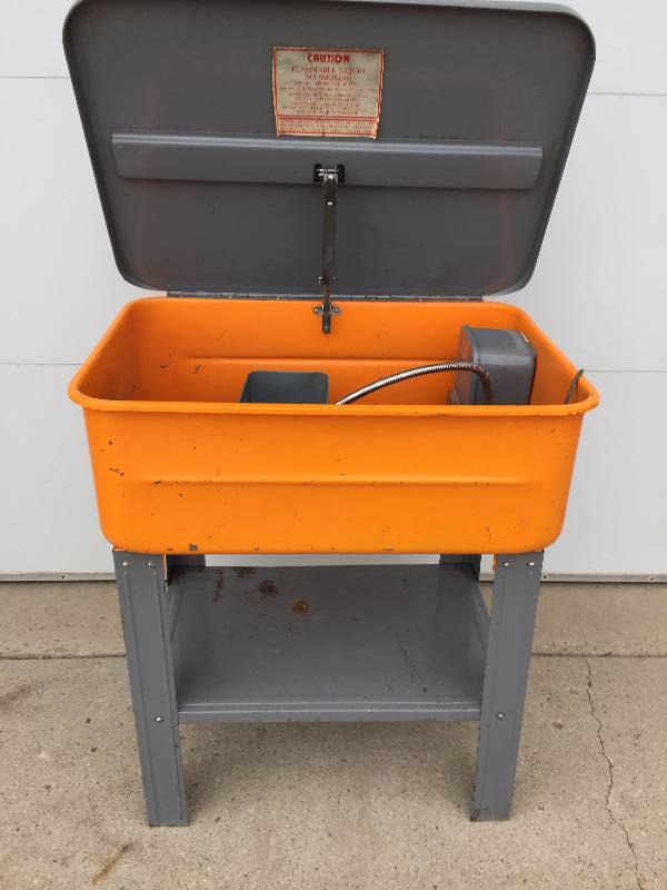 PARTS WASHER WITH SOLVENT