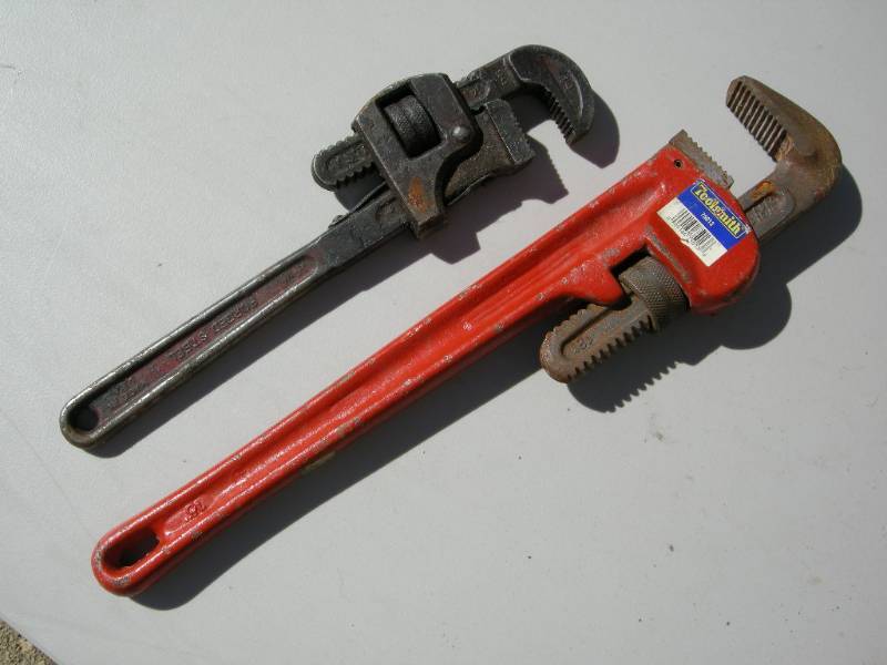 lot 17 image: Pipe wrenches