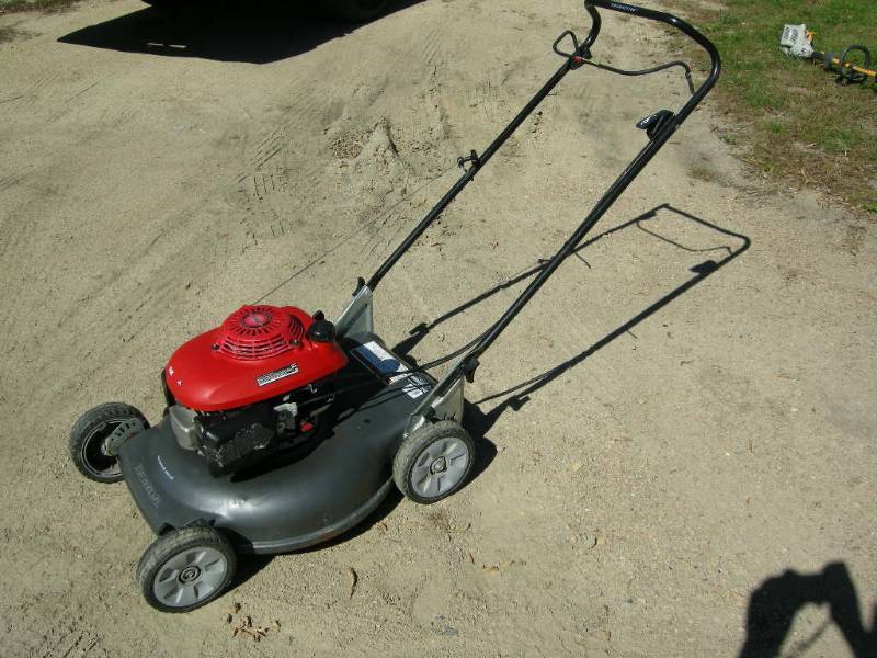 lot 19 image: Honda lawnmower