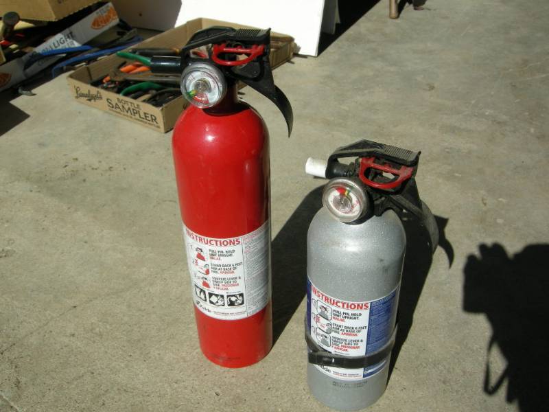 lot 21 image: 2 Fire Extinguishers