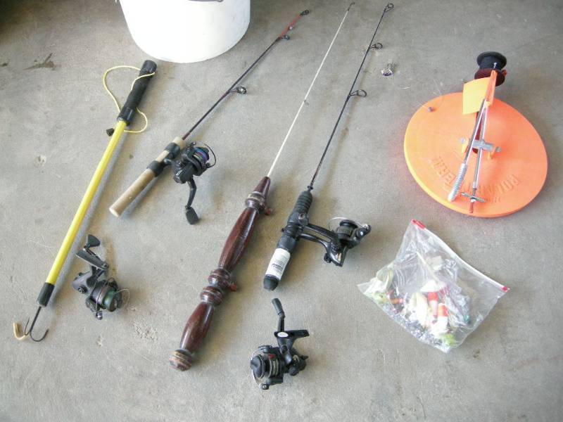 lot 47 image: Ice Fishing Group
