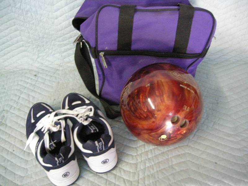 lot 73 image: Bowling Set