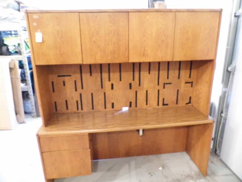 Desk w Hutch