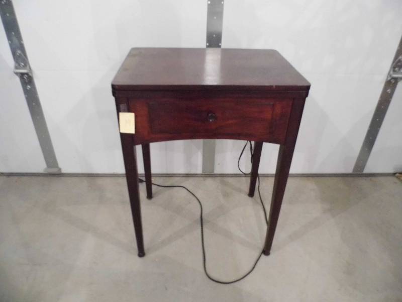 Singer Sewing Machine w Cabinet